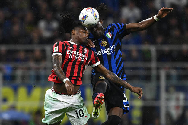 Форвард «Милана» Рафаэл Леау (слева) и защитник «Интера» Янн Биссек.