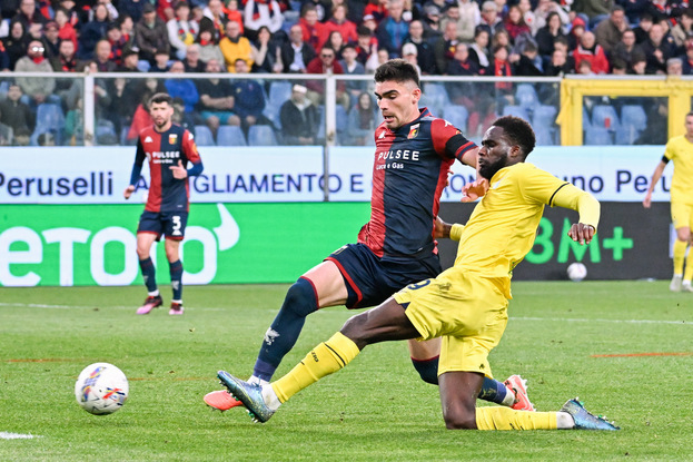 Форвард «Лацио» Булай Диа (справа) забивает гол в ворота «Дженоа».