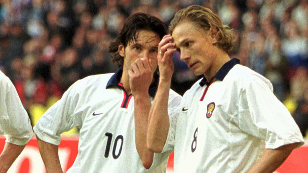 Александр Мостовой и Валерий Карпин. Футболисты сборной России Александр Мостовой и Валерий Карпин. 2001 год
