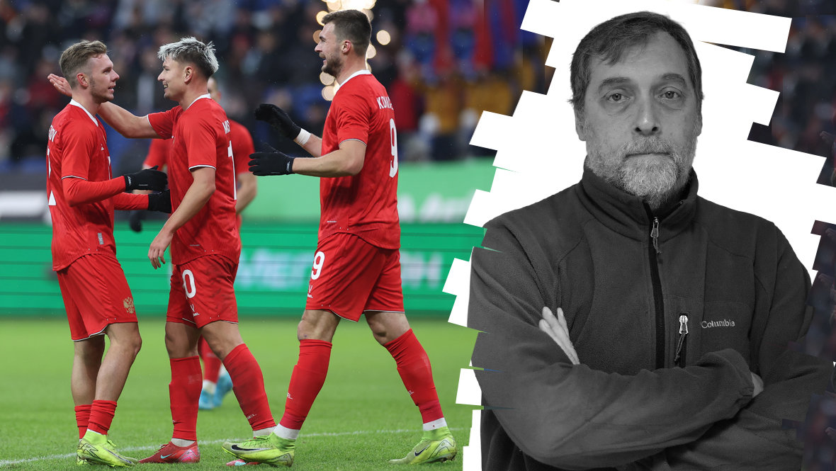 Футболисты сборной России Максим Глушенков, Андрей Мостовой и Николай Комличенко