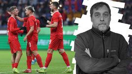 Футболисты сборной России Максим Глушенков, Андрей Мостовой и Николай Комличенко