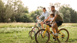 Семья на велопрогулке
