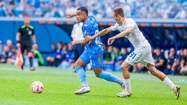 Футболист Ярослав Гладышев пытается остановить Педро в матче РПЛ «Зенит» — «Динамо» (1:0). 10 августа 2024 года. Санкт-Петербург