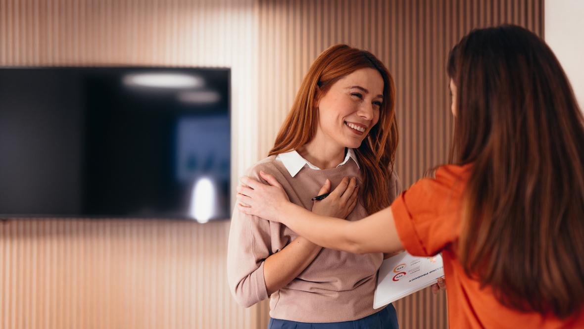 Женщина хвалит коллегу