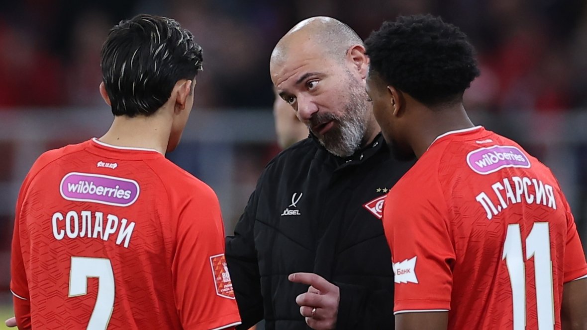 Пабло Солари, Деян Станкович и Ливай Гарсия.