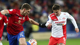 Футболисты в матче Игорь Дивеев и Манфред Угальде борются за мяч в матче ЦСКА — «Спартак» (0:2). 2 ноября 2024 года. Москва