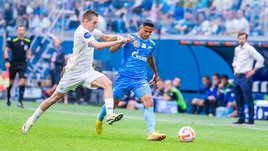 Футболисты Ярослав Гладышев и Дуглас Сантос в матче РПЛ «Зенит» — «Динамо» (1:0). 10 августа 2024 года. Санкт-Петербург