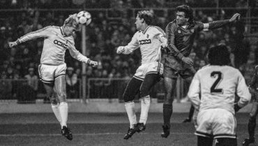 4 ноября 1987 года. Москва. «Динамо» М — «Барселона» — 0:0. В борьбе за мяч Игорь Буланов, Игорь Скляров и Алесанко (слева направо) Александр Яковлев.