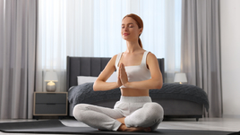 Девушка в позе лотоса