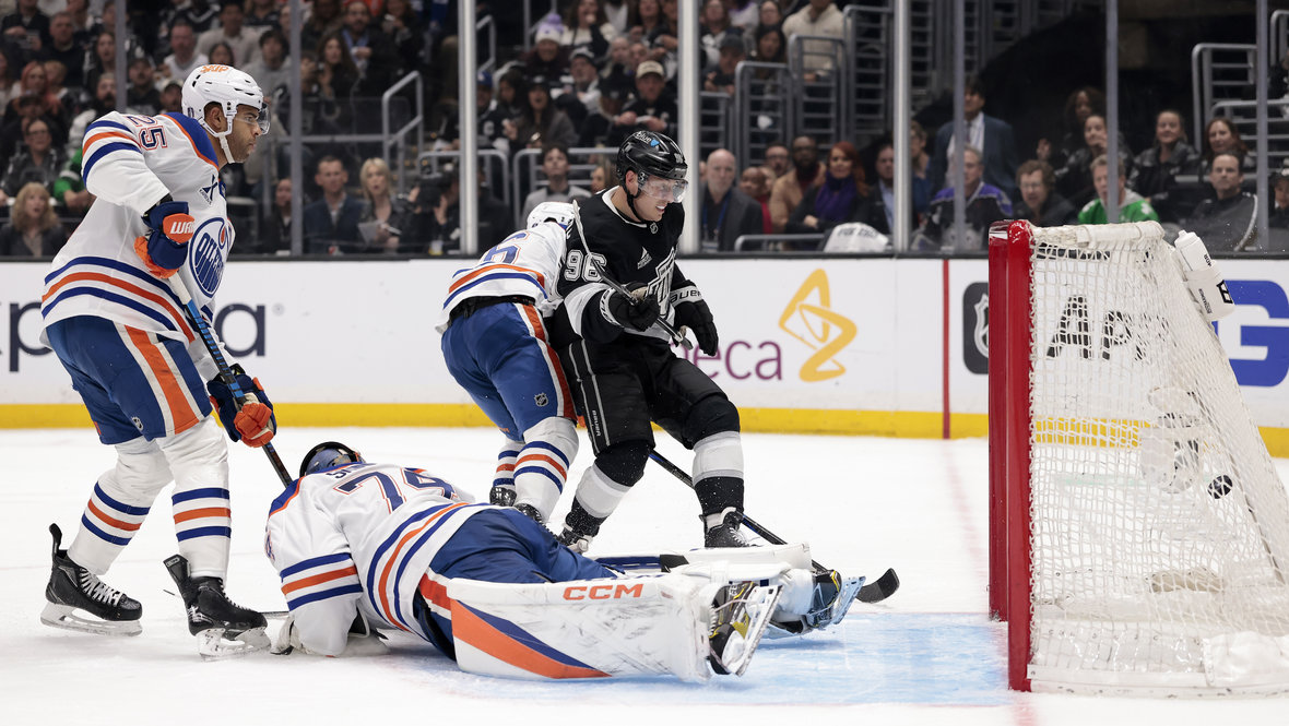 Андрей Кузьменко забивает гол Стюарту Скиннеру во втором матче серии «Лос-Анджелес» — «Эдмонтон» (6:2) 23 апреля в Лос-Анджелесе.