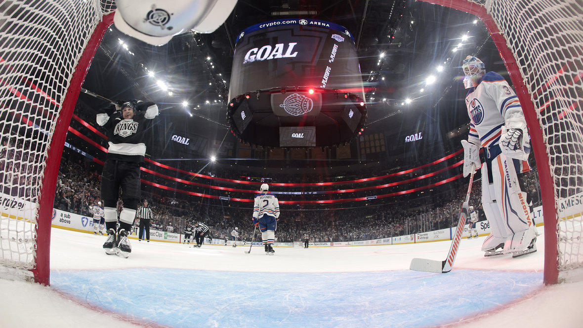 Андрей Кузьменко празднует гол в воротам Кэлвина Пикара во втором матче серии «Лос-Анджелес» — «Эдмонтон» (6:2) 23 апреля в Лос-Анджелесе.
