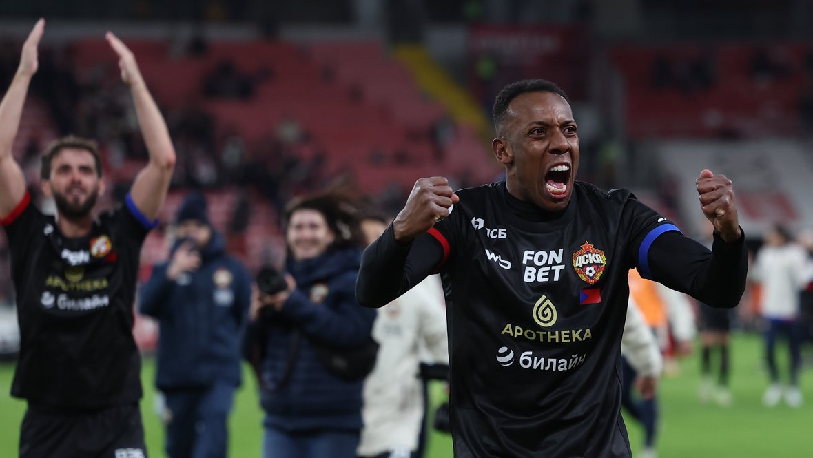 Мойзес (справа) празднует победу над «Спартаком» в матче 26-го тура РПЛ 26 апреля.