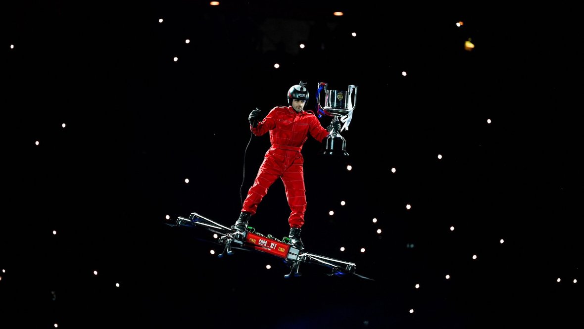 Мужчина летит по стадиону с Кубком Испании.