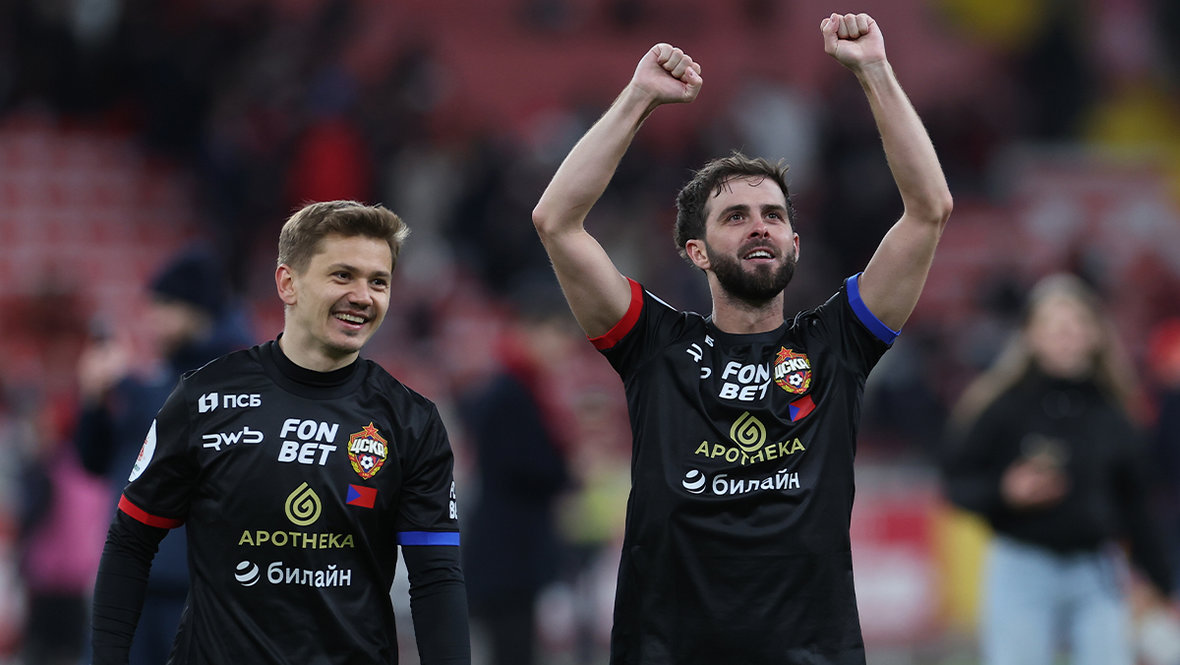 Футболисты ЦСКА Иван Обляков и Миралем Пьянич.