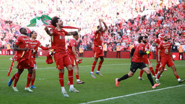 «Ливерпуль» празднует — есть 20-е чемпионство! Слот заряжает в честь Клоппа, Салах делает селфи с фанатами, команда поет