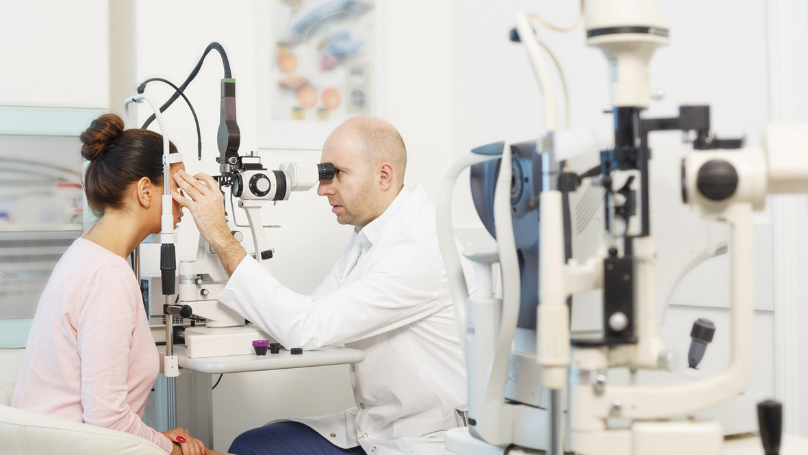 Девушка на приеме у врача