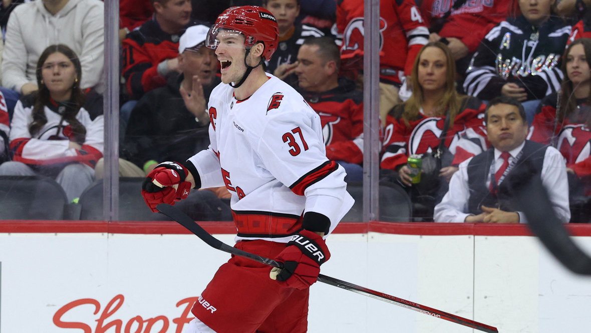 Форвард «Каролины» Андрей Свечников