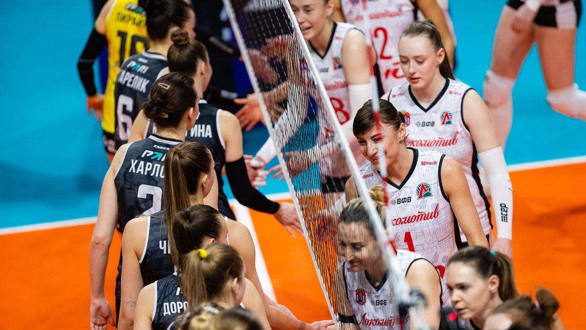 Волейболистки калининградского «Локомотива» и «Ленинградки» приветствуют друг друга. Волейболистки калининградского «Локомотива» и «Ленинградки»