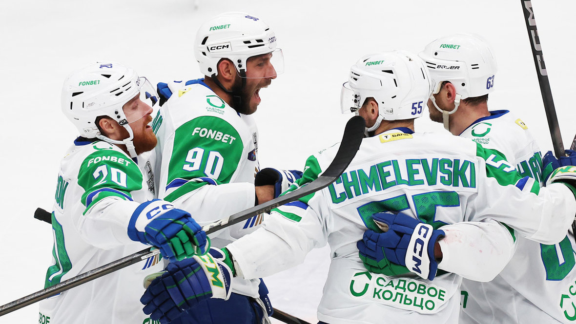 Скотт Уилсон, Джош Ливо, Александр Хмелевски, Динар Хафизуллин. Хоккеисты «Салавата Юлаева» Скотт Уилсон, Джош Ливо, Александр Хмелевски, Динар Хафизуллин.