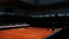 Вид теннисного стадиона во время глобального отключения электроэнергии в Европе