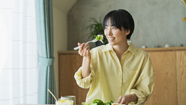 Азиатка ест