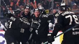 Хоккеисты Стивен, Кэмпфер, Виталий Кравцов, Василий Глотов и Александр Кадейкин празднуют гол в матче КХЛ «Трактор» — «Динамо» (Москва) (4:3).