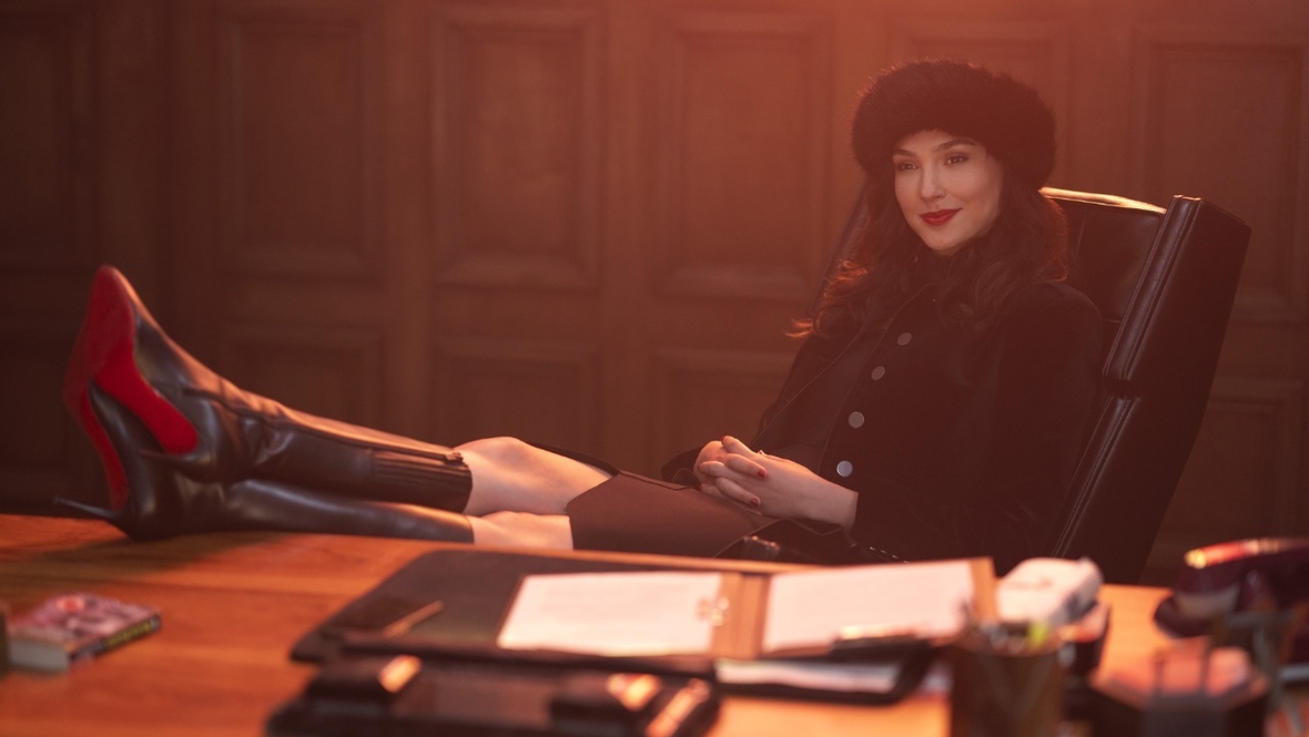 Кадр из фильма «Красное уведомление», реж. Роусон Маршалл Тербер, Netflix