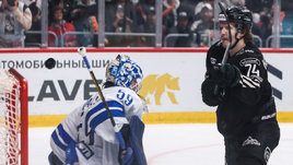 Хоккеист Виталий Кравцов бьет по воротам Владислава Подъяпольского в матче КХЛ «Трактор» — «Динамо» (Москва) (4:3).