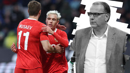 Футболисты сборной России Тамерлан Мусаев и Алексей Батраков