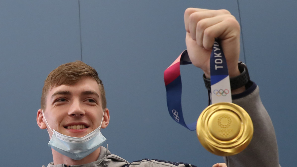 Максим Храмцов с золотой медалью Олимпиады в Токио.