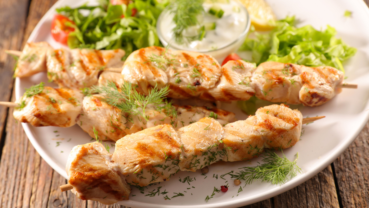 Куриный шашлык на тарелке