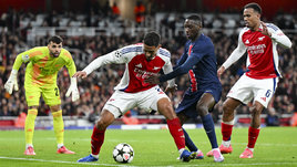 Футболисты Давид Райя, Вильям Салиба, Рандаль Коло Муани и Габриэл Магальяйнс ведут борьбу за мяч в матче «Арсенал» — «ПСЖ» (2:0). 1 октября 2024 года.