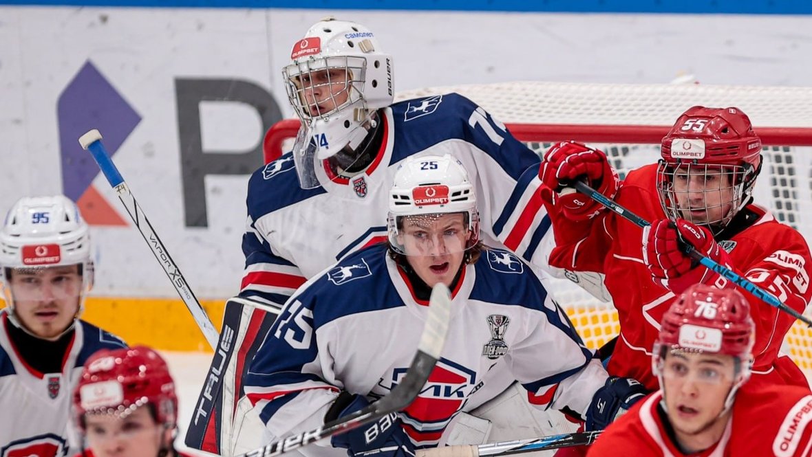 Эпизод матча между «Спартаком» и «Чайкой» в полуфинале плей-офф МХЛ.