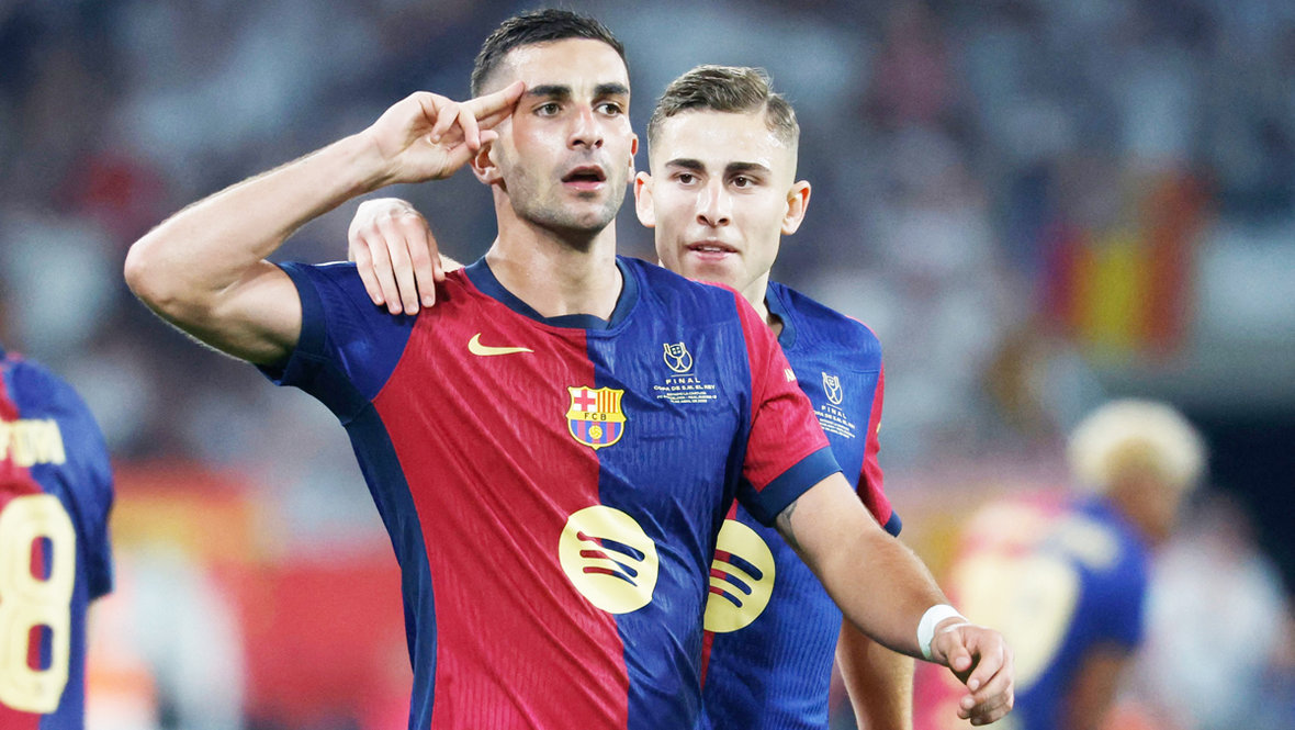 Футболисты «Барселоны» Ферран Торрес и Фермин Лопес празднуют гол в матче «Барселона» — «Реал» (3:2)