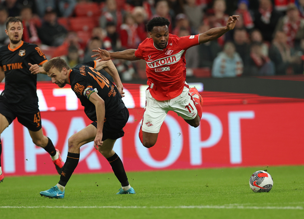 Артем Мамин и Ливай Гарсия. Футболисты Артем Мамин и Ливай Гарсия в матче «Спартак» — «Урал».