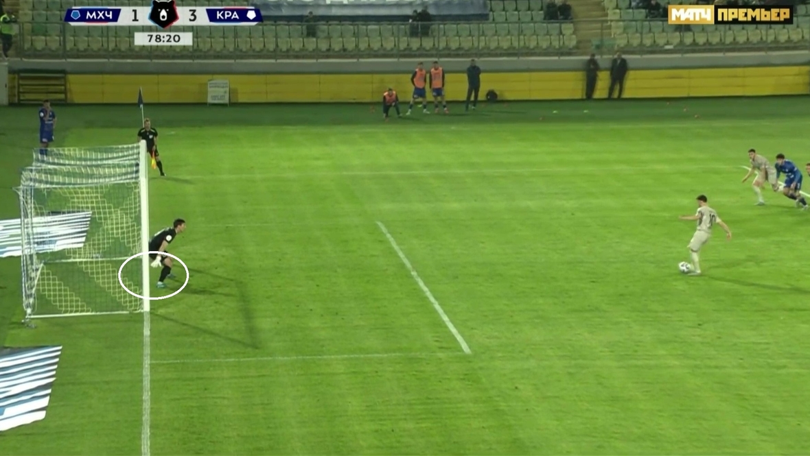 Эдуард Сперцян бьет пенальти в ворота Тимура Магомедова.