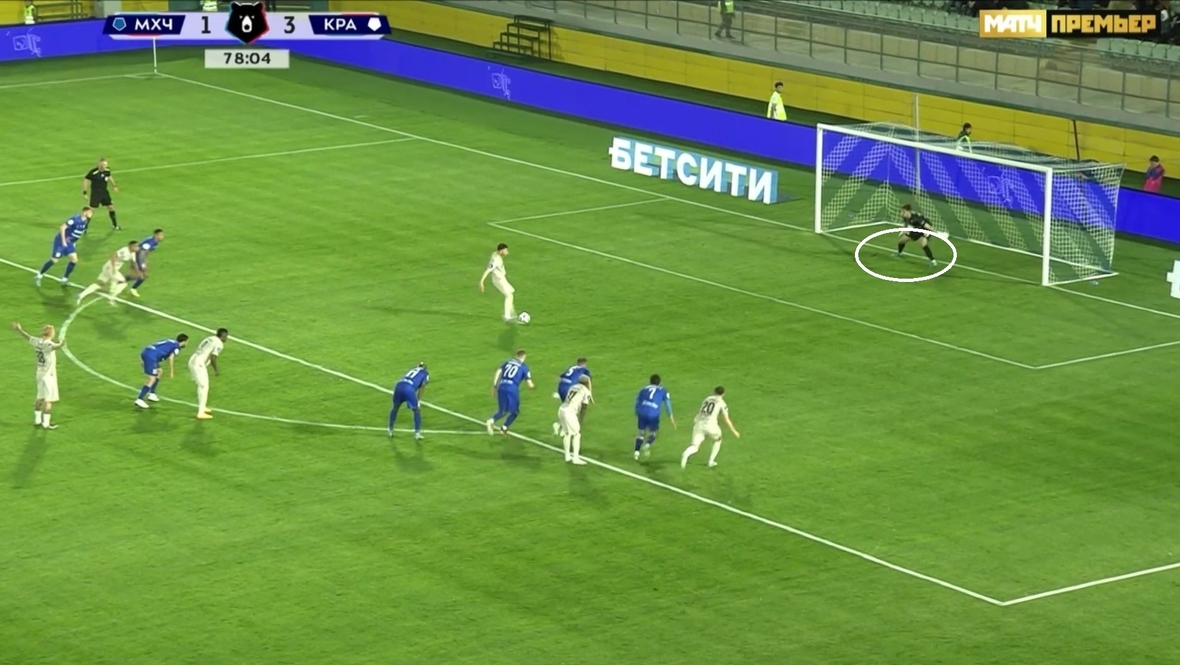 Эдуард Сперцян бьет пенальти в ворота Тимура Магомедова.