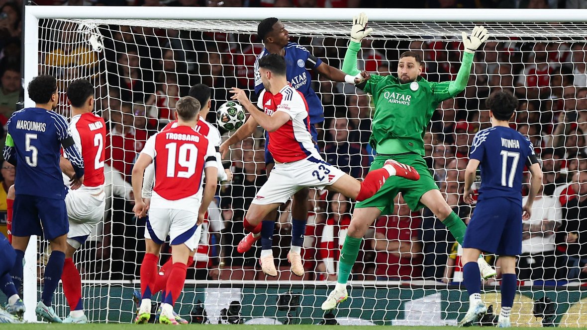 Микель Мерино забивает гол в ворота «ПСЖ».