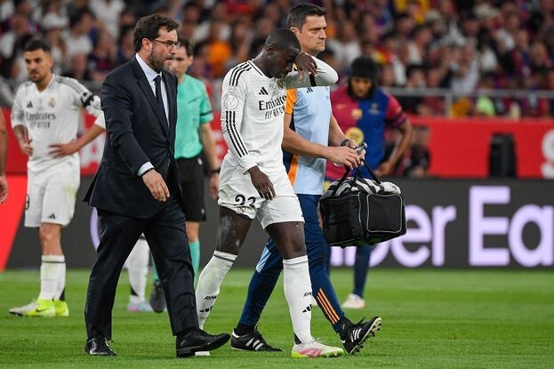 Ферлан Менди покидает поле из-за травмы.
