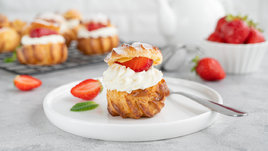 Пирожное Шу с клубникой