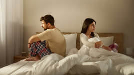 Пара в спальне