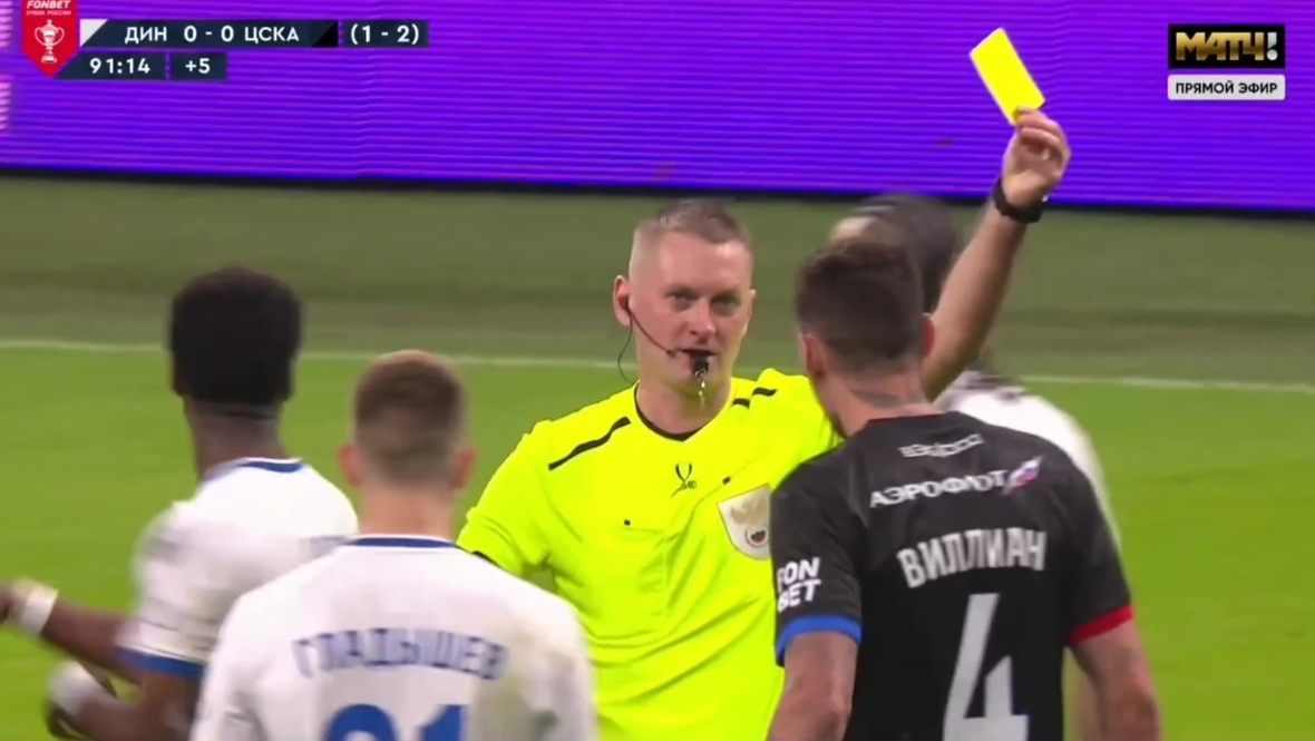 Артем Чистяков выносит предупреждение Виллиану Роше.