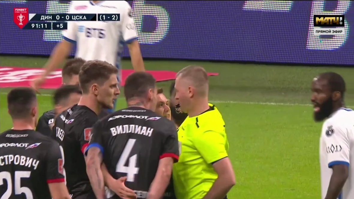 Артем Чистяков и футболисты ЦСКА.