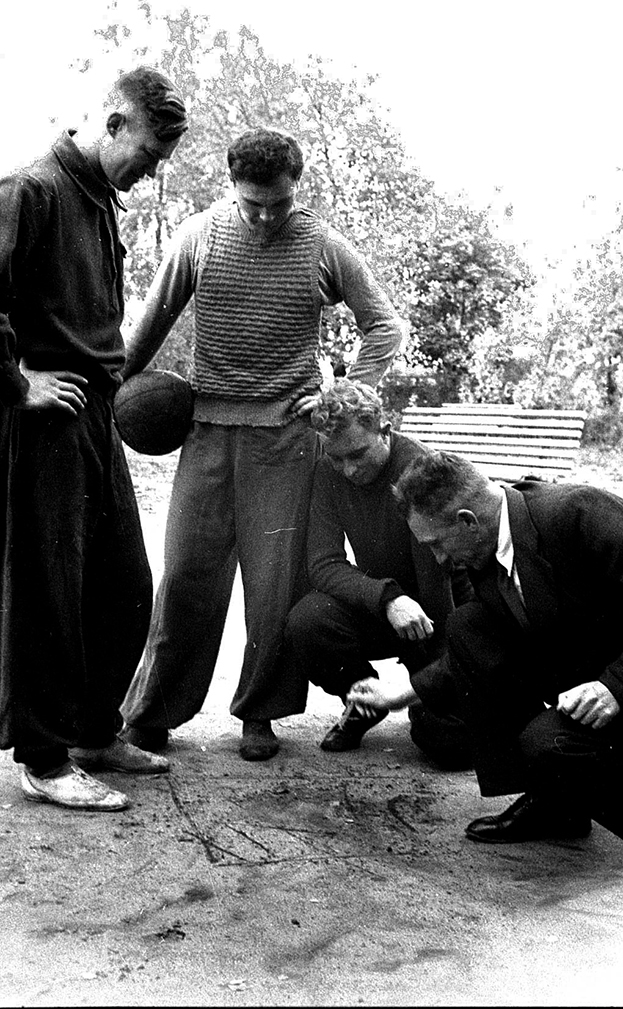 Футболисты сборной СССР по футболу Всеволод Бобров, Валентин Николаев, Владимир Демин и тренер Борис Аркадьев. 1952 год.