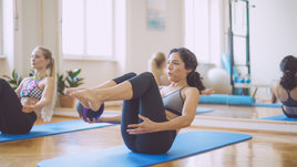 Девушка занимается пилатесом