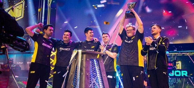 NAVI — чемпионы PGL Major Stockholm 2021 (electroNic — третий справа).