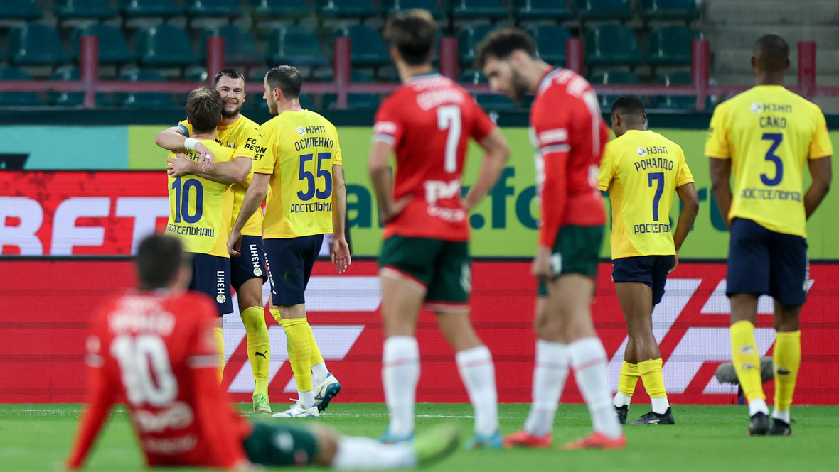 Футболисты «Ростова» празднуют гол в ворота «Локомотива».