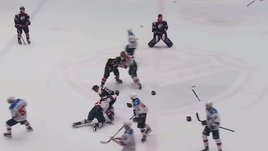 Массовое побоище на хоккее в Саратове! Все началось с атаки на вратаря, общий штраф — больше 100 минут