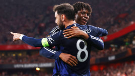 Футболисты Бруну Фернандеш и Патрик Доргу празднуют гол в матче «Атлетик» — «Манчестер Юнайтед» (0:3).