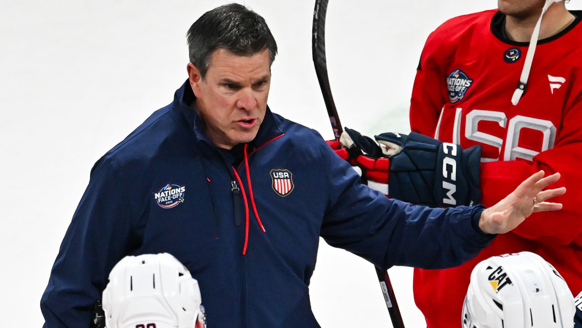 Тренер по хоккею Майк Салливан